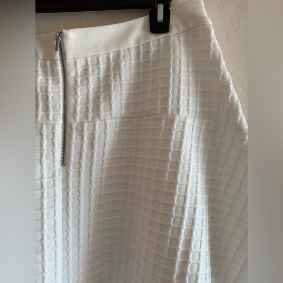 Banana Republic, size 12, white fit and flare quilted skirt - Picture 9 of 10